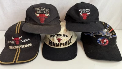 Lote De Colección Años 90 De (5) Sombreros De Baloncesto Campeones NBA Chicago Bulls Jordan Foto 1 de 4