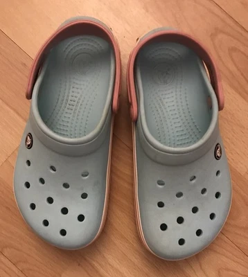 Zueco Crocs de segunda mano con correa, azul claro con rosa/blanco - M 4, W 6 Foto 1 de 4