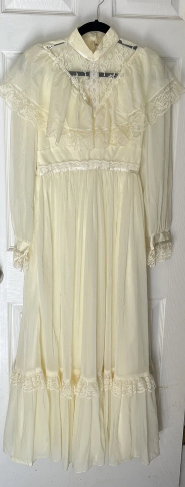 Maxi vestido de novia Montgomery Ward años 70 pradera vintage blanco roto amarillo pequeño Foto 1 de 4