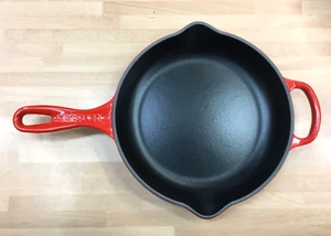 LE CREUSET Brat- und Servierpfanne, 23 cm, Kirschrot, Neu inkl. OVP - Bild 1 von 4