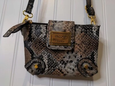 Bolso sin asas pequeño dorado con textura de piel de serpiente gris Nicole by Nicole Miller Foto 1 de 4