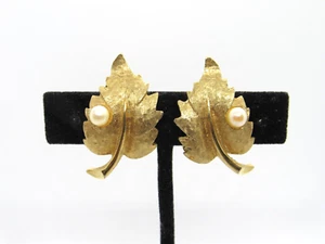 Vintage Charel Gold Tone Flower Faux Pearl Clip On Earrings 1 3/8" - Picture 1 of 5