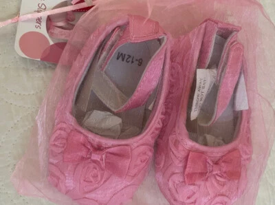 NUEVO CON ETIQUETAS Zapatos de Vacaciones para Bebé 6-12 meses Blanco PinK Satinado Floral Suave con Correa para el Tobillo Foto 1 de 4