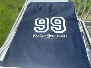 Bolso Cinch Vintage The New York Times Azul Marino "99 Espera el Mundo" - Imagen 1 de 8
