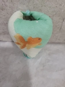 Cuscino spilla da dito pesce rosso vintage, a forma di cuore - Foto 1 di 3