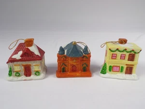 Drei Vintage Keramik Winter Dorf Ornamente Weihnachten mit Gold Aufhänger 3" K25 - Bild 1 von 9