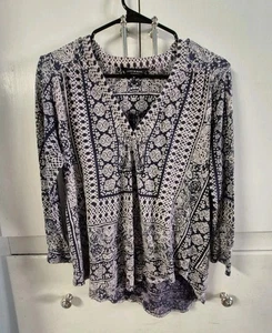 Blusa Lucky Brand Paisley Corazón Cuello en V Manga Cuarta con Dobladillo Asimétrico - Imagen 1 de 4