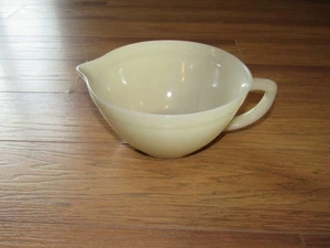 Tazón mezclador Fire King Milk Glass con mango en D - Imagen 1 de 6