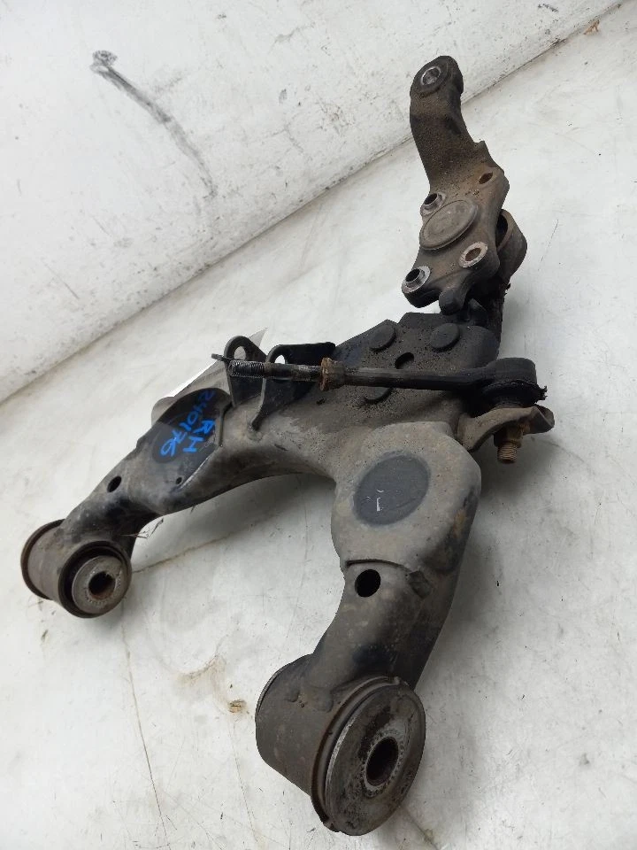 04-07 TOYOTA SEQUOIA 4,7 L TRACCIÓN TRASERA EN EL LADO DEL PASAJERO BRAZO DE CONTROL INFERIOR DELANTERO  Foto 1 de 4