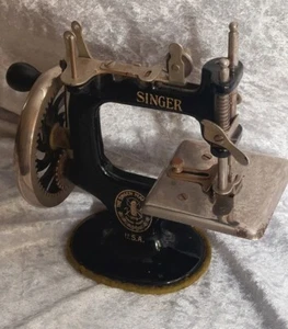 Singer Model 20 Miniature Child's Sewing Machine - Picture 1 of 15