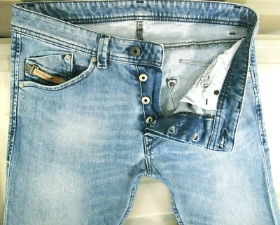 LO ÚLTIMO Pantalones de mezclilla para hombre DIESEL DARRON 842H ajustados elásticos cónicos 30 x 30 (ajuste 31 x 29) Foto 1 de 4