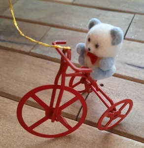 Vintage Avon Teddybär Metall Ornament TEDDY AUF EINEM DREIRAD. Im Originalkarton. - Bild 1 von 3