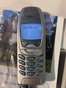 Nuevo en caja Teléfono Móvil Nokia 6310i Sin Usar Tribanda Plateada De Colección Naranja Giffgaff - Imagen 1 de 12