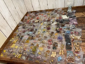 2,5 Pfund Posten 1000+ verschiedene bunte/Form 245 einzeln eingetütete Perlen - Bild 1 von 13