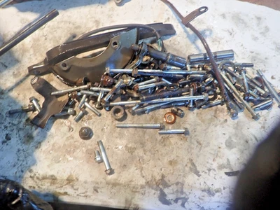 Некоторые болты/винты микрофоны HONDA ATC 250 SX 1985 в корпусе. Запчасти двигателя - Изображение 1 из 4