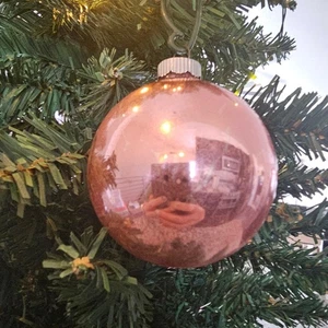 Boule d'ornement de Noël classique vintage années 50 brillant rose clair nacré - Photo 1/4