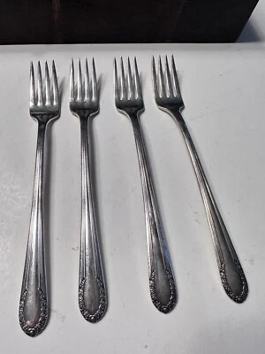 Juego de cuatro tenedores de cena Wm Rogers MFG Co. California Blossom de 7 1/2" de largo Foto 1 de 4