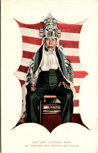 KILLISNOO, ALASKA - HÄUPTLING JACK TRÄGT STAMMESKOPFSCHMUCK - ALTE POSTKARTE - Bild 1 von 2