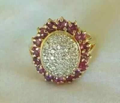 Anillo con racimo de diamantes de corte redondo de 2 quilates enchapado en oro amarillo de 14 k Foto 1 de 4