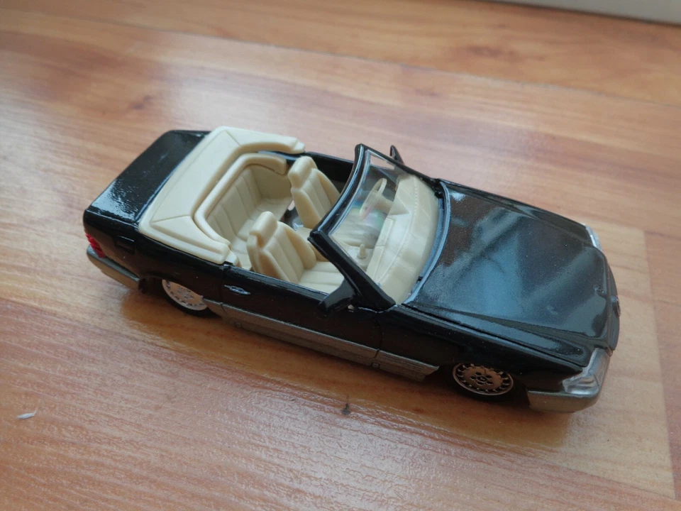 Corgi Solido 1/43 Classic Mercedes 500 Sl Nera Modello Auto In Diecast - Immagine 1 di 1