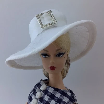 Sombrero de vestir blanco HANDMAD para muñeca Barbie vintage de piedra de seda y reproducción Foto 1 de 2