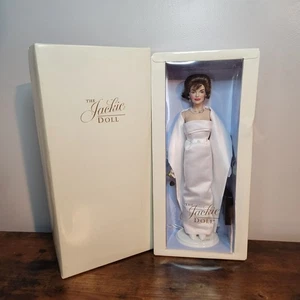 The Jackie Puppe Franklin Mint Jaqueline Kennedy weißes Satinkleid - Bild 1 von 6