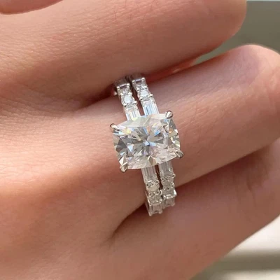 Juego de anillos de compromiso de moissanita con cojín alargado de 2,50 quilates de oro blanco sólido de 14 quilates Foto 1 de 4