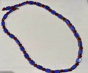 Collar largo vintage azul y rojo lucita Monet 34"" de largo acentos en tono dorado - Imagen 1 de 9