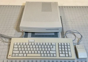 Apple Macintosh LC III w/keyboard & Mouse + Extras - RECAPPED and ready to go - Afbeelding 1 van 7