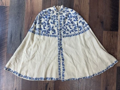 Capa bordada vintage hecha a mano azul floral crema Foto 1 de 4