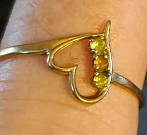 10k Heart Ring With Peridot Stones. Size 9 - Picture 1 of 2