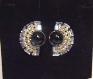 Vintage blaue & klare Strasssteine, dunkelblaue Glas Cabochons, silberfarbene Clip Ohrringe - Bild 1 von 9