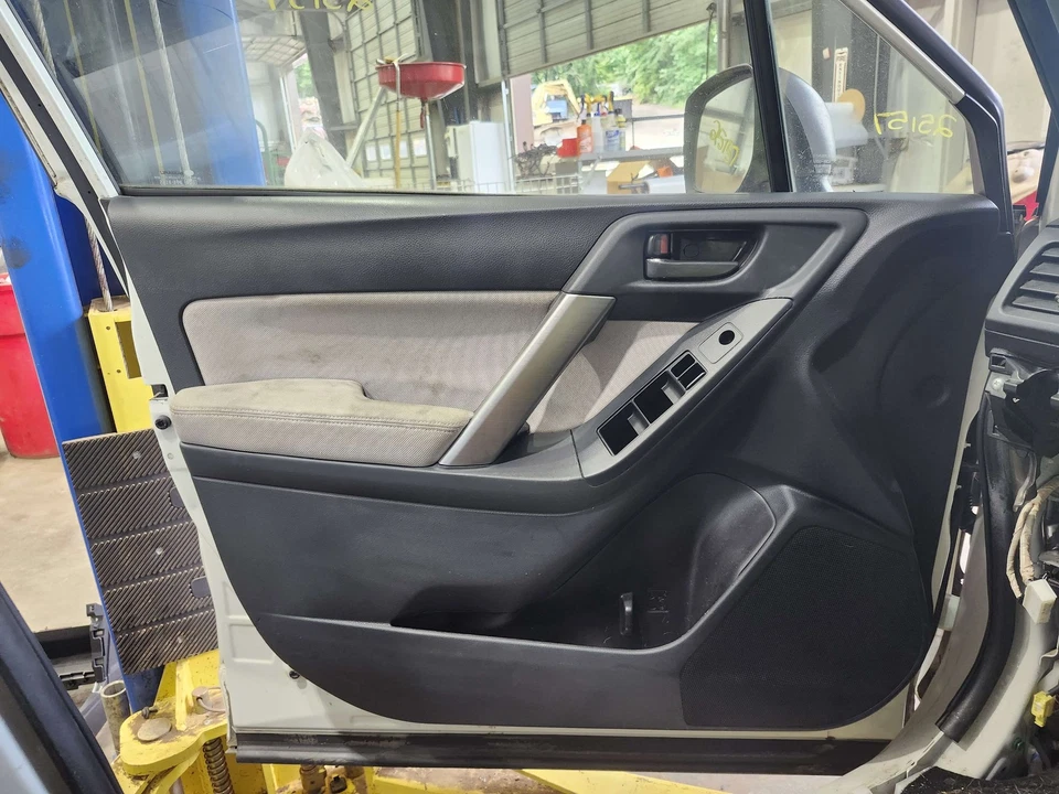 Panel de moldura de puerta delantera Subaru Forester 14-16 lado izquierdo del conductor negro con tela gris Foto 1 de 1