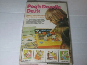 Vintage BAMBINI Peg n Doodle DISEGNA E TRASPORTA SCRIVANIA 10 giocattoli divertenti in uno 1976 - Foto 1 di 8