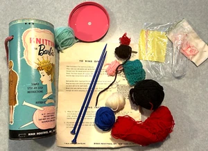 1962 Kit maglieria per Barbie con aghi, filati, istruzioni in contenitore con maniglia - Foto 1 di 7