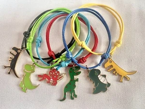 6 DINOSAURIER FREUNDSCHAFTSARMBÄNDER PARTYTÜTENFÜLLER Tombola Preise GEFÄLLIGKEITEN Mix - Bild 1 von 1