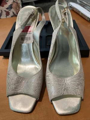 Tela crema punta abierta Anne Klein talla 9 con diseño dorado tacones correas ajustables Foto 1 de 4