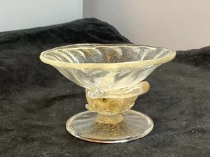 Plato de sal abierto vintage italiano de vidrio espigado y pez delfín dorado - Imagen 1 de 9