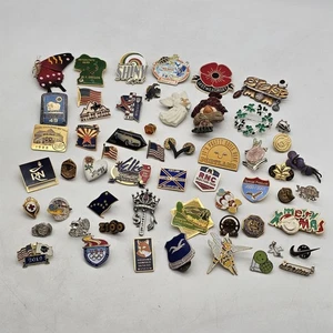 Lotto misto di 50+ spille da bavero push back spille miste vintage smalto moderno tono oro - Foto 1 di 7