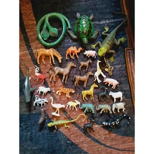 Lote De Colección De 28 Estatuillas De Animales De Plástico Hechas En Hong Kong - Imagen 1 de 9