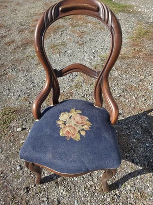 Sillón de comedor lateral victoriano antiguo de madera años 1800 Foto 1 de 3