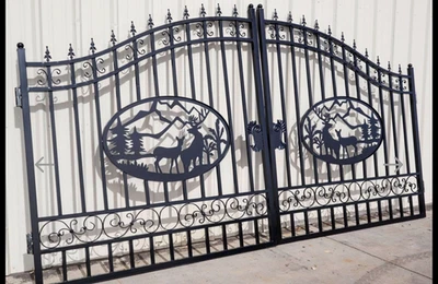 Puerta de entrada doble de hierro forjado de alta resistencia con ciervos y montañas - cada una de 7 pies de largo Foto 1 de 4