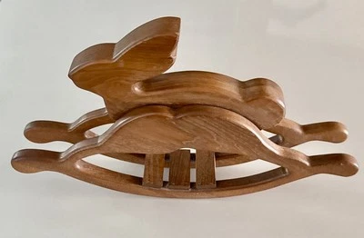 Centro de mesa de madera de conejito mecedor resistente hecho a mano único para decoración de granja Foto 1 de 4