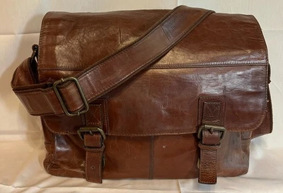 Bolso de hombro mensajero para computadora portátil con hebilla de cuero marrón fósil. 16" x 12,5" x 4,5". Foto 1 de 4