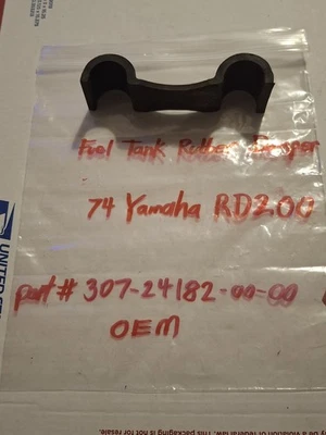 Amortiguador de tanque de combustible Yamaha RD200 1974. OEM # 307-24182-00. Usado en excelente estado. Envío gratuito. Foto 1 de 4