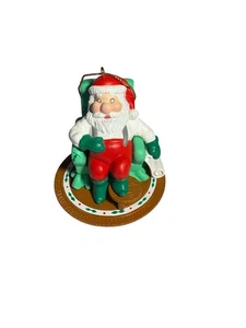 Silla de Papá Noel durmiente National Rennoc 1991 vintage adorno de árbol de Navidad - Imagen 1 de 6