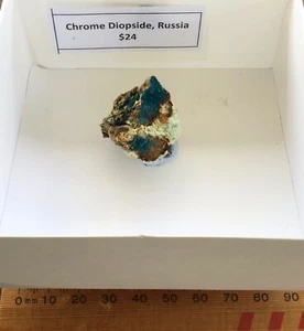 Muestra mineral de diopsido de cromo de Rusia, este es un espécimen en miniatura. - Imagen 1 de 1
