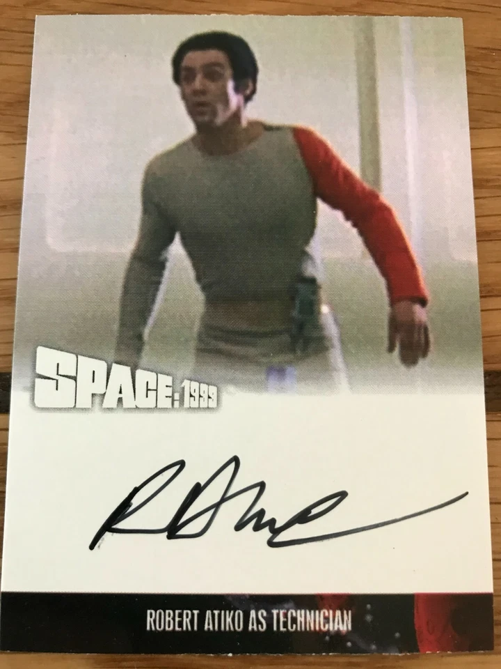 SPACE 1999 SERIES 4: AUTOGRAPH CARD: ROBERT ATIKO AS TECHNICIAN RA2 - Image 1 of 1