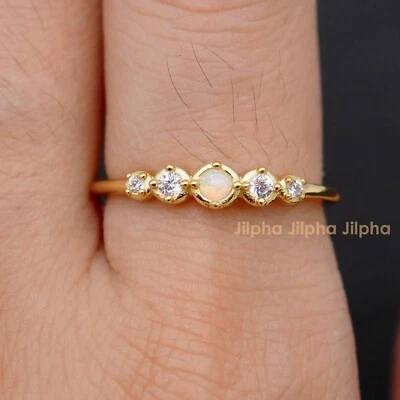 Delicado anillo fino tono dorado con circonita cúbica y ópalo de imitación en plata de ley A3084 Foto 1 de 4