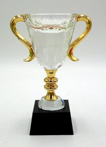 Trofeo estilo taza amorosa de vidrio dorado y facetado-pesado, base en blanco de mármol de 7 1/2"- - Imagen 1 de 6